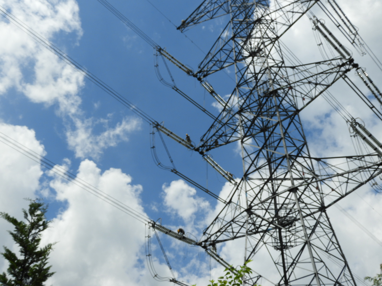 送電鉄塔の点検作業